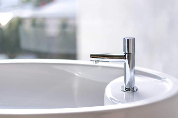 Un lavabo de salle de bain avec un robinet moderne et élégant, reflétant un style contemporain.