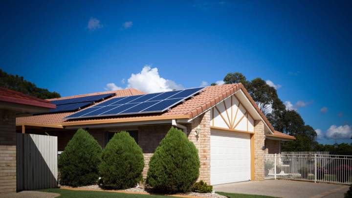 Pose de panneaux photovoltaïques au Puy-en-Velay